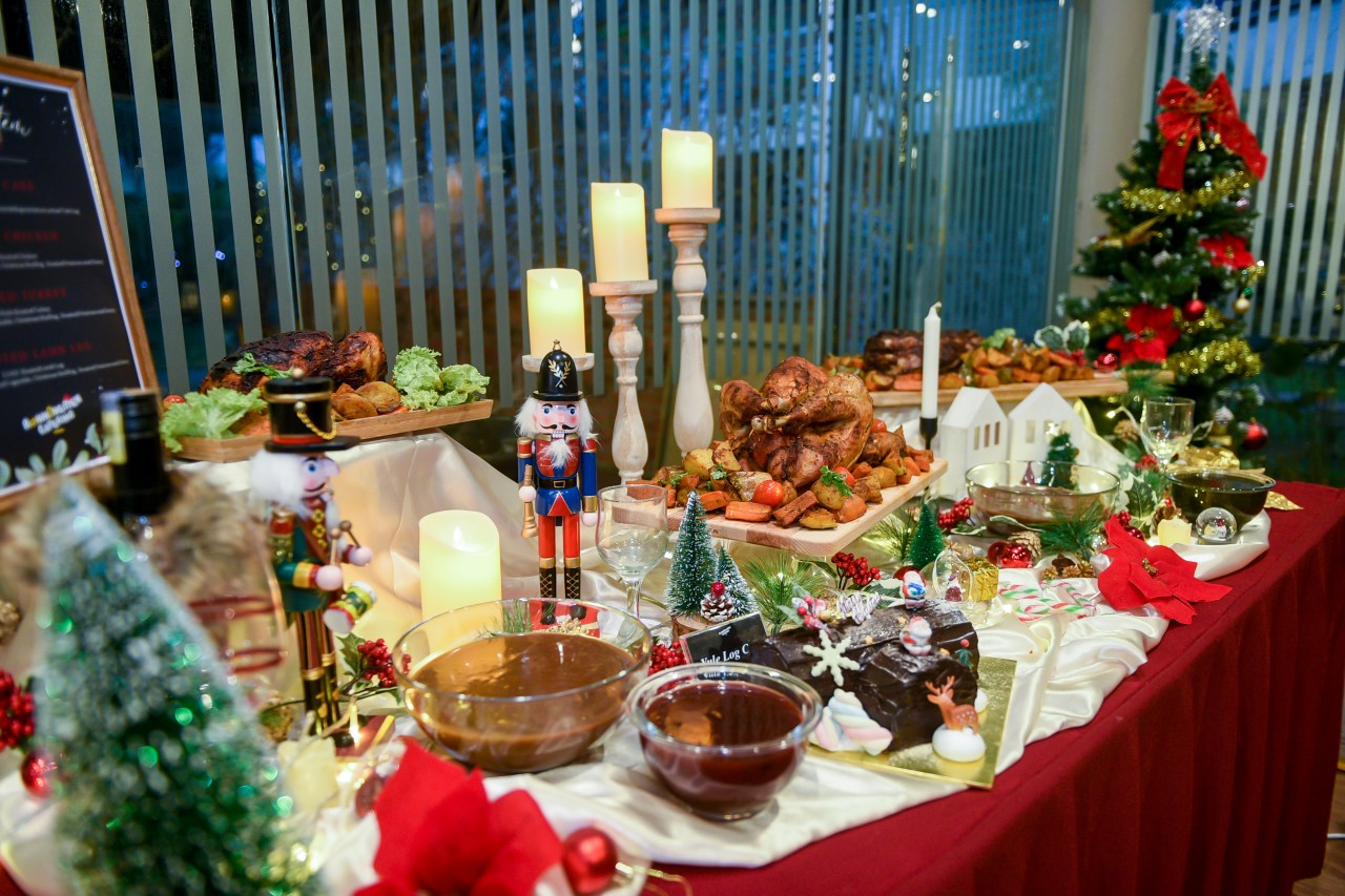 christmas dinner main dishes such as turkey, roasted lamb leg, and roasted chicken